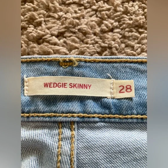 Levi's Wedgie Skinny Button Fly Jeans. Size 28. EUC - Picture 3 of 11